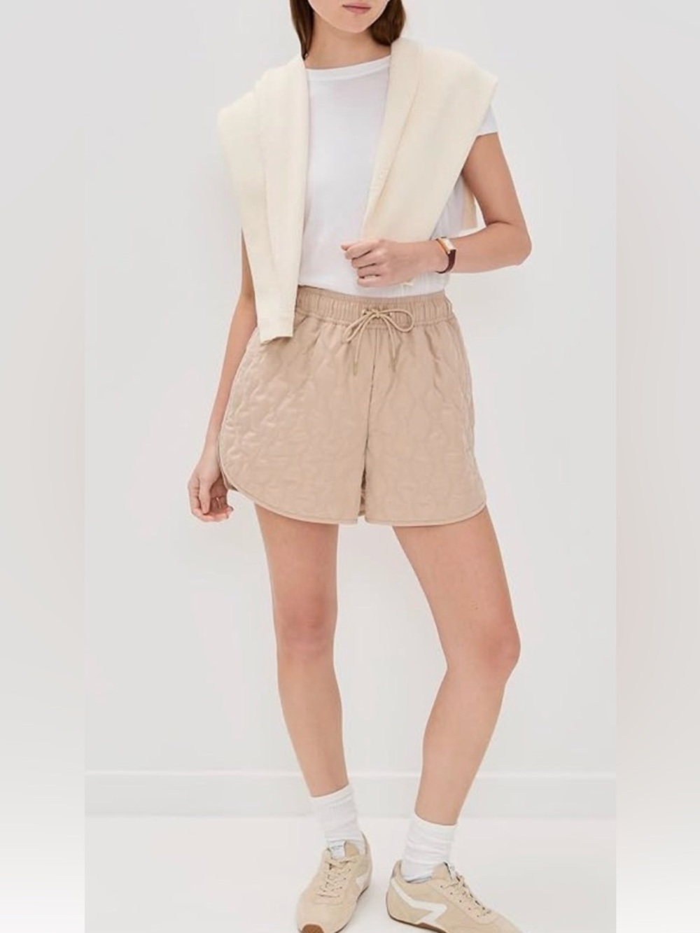 Varley NWT quilted shorts with gold finish on drawstrings